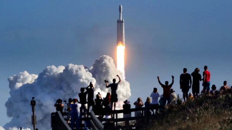 تتجاوز SpaceX أمازون بالبالونات التقييمية إلى 2.7 تريليون دولار