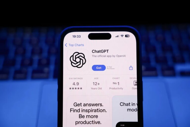 حصة ChatGPT في السوق تنخفض إلى أقل من 50% للمرة الأولى